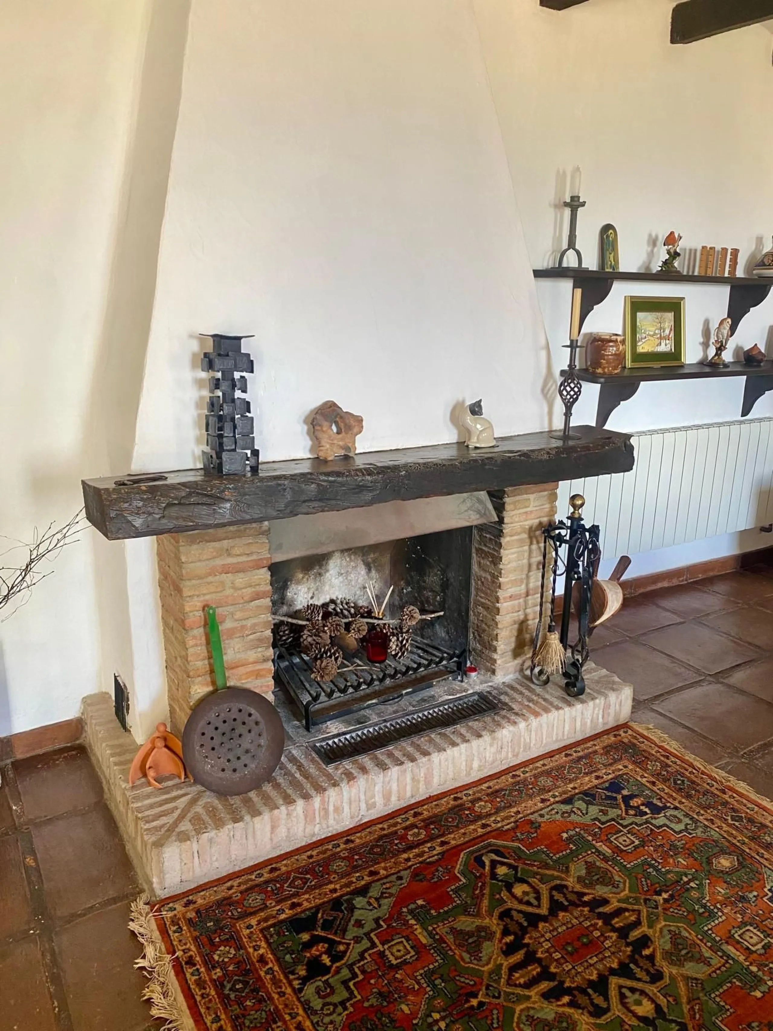 Do you want to feel you are really living in Spain? To smell the herbs on the breeze and to sit and look across the rolling countryside to the mountains with a glimpse of the sea glittering beyond the mountains. To feel the soul of this beautiful property