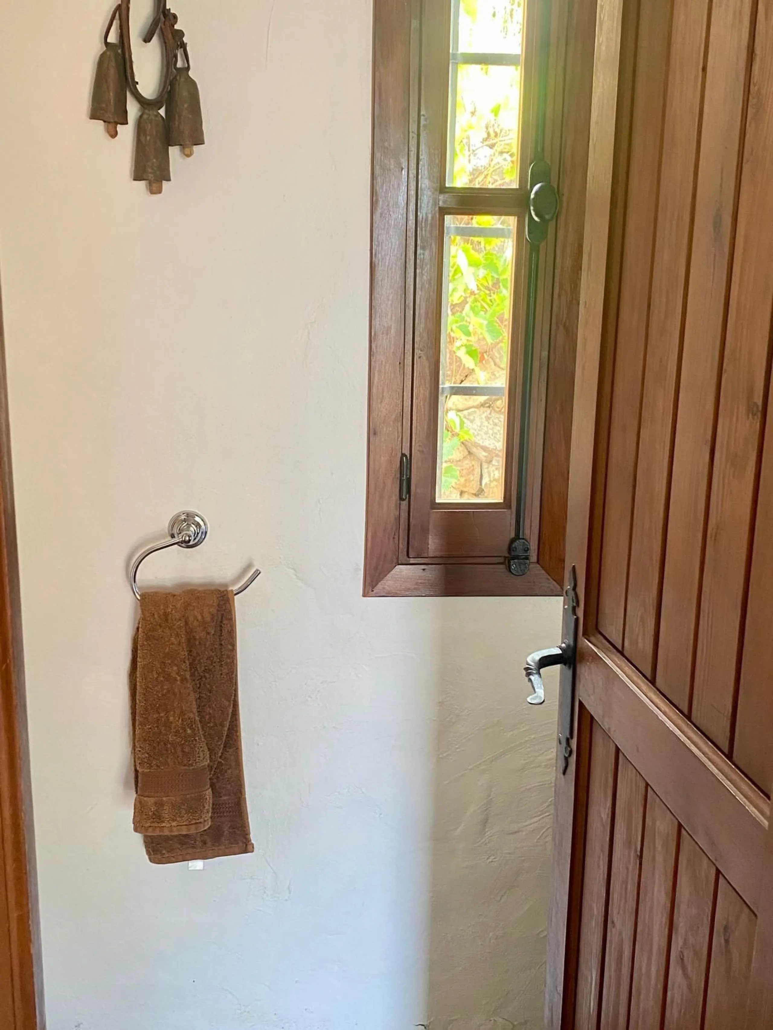 Do you want to feel you are really living in Spain? To smell the herbs on the breeze and to sit and look across the rolling countryside to the mountains with a glimpse of the sea glittering beyond the mountains. To feel the soul of this beautiful property