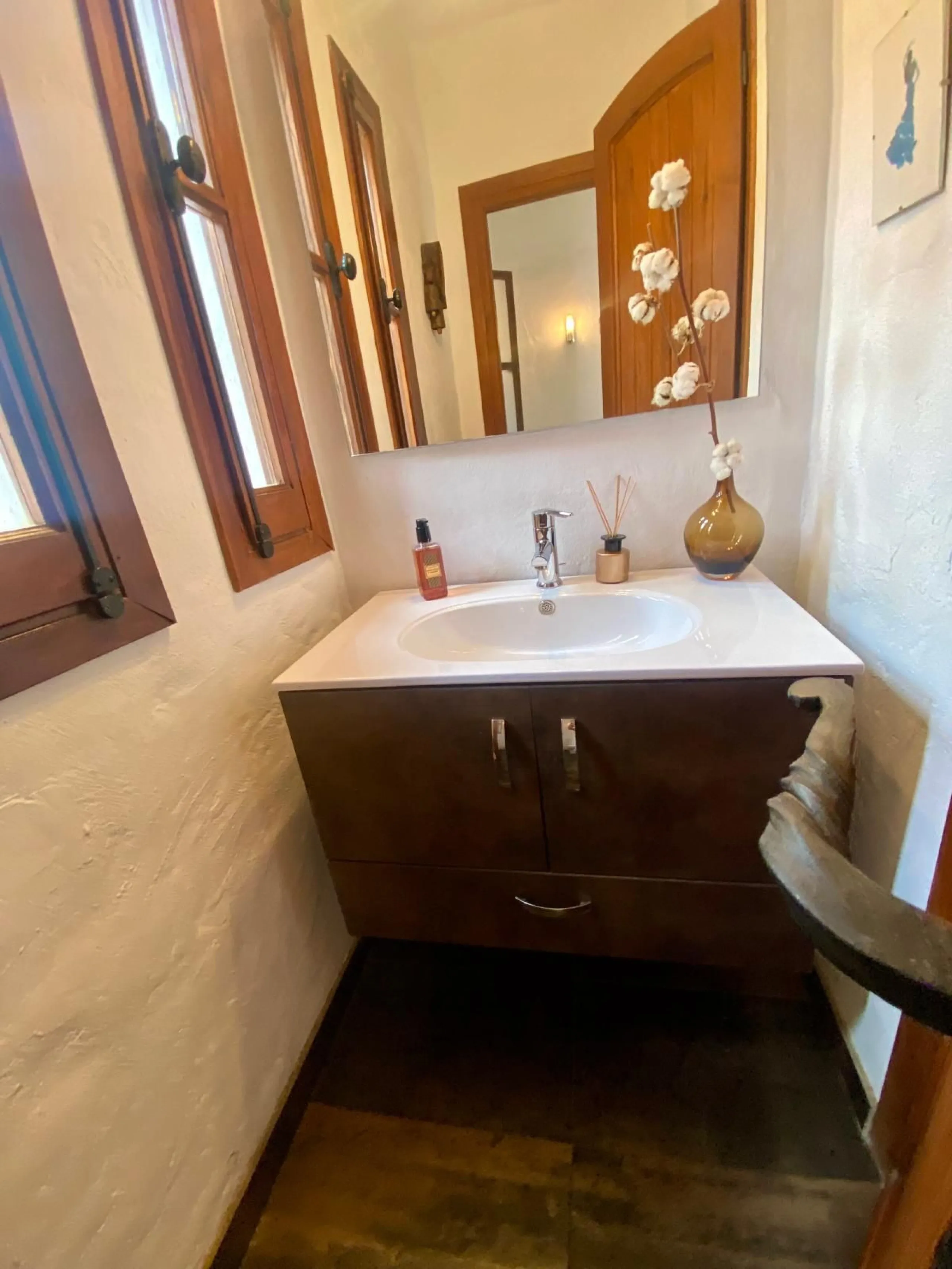 Do you want to feel you are really living in Spain? To smell the herbs on the breeze and to sit and look across the rolling countryside to the mountains with a glimpse of the sea glittering beyond the mountains. To feel the soul of this beautiful property