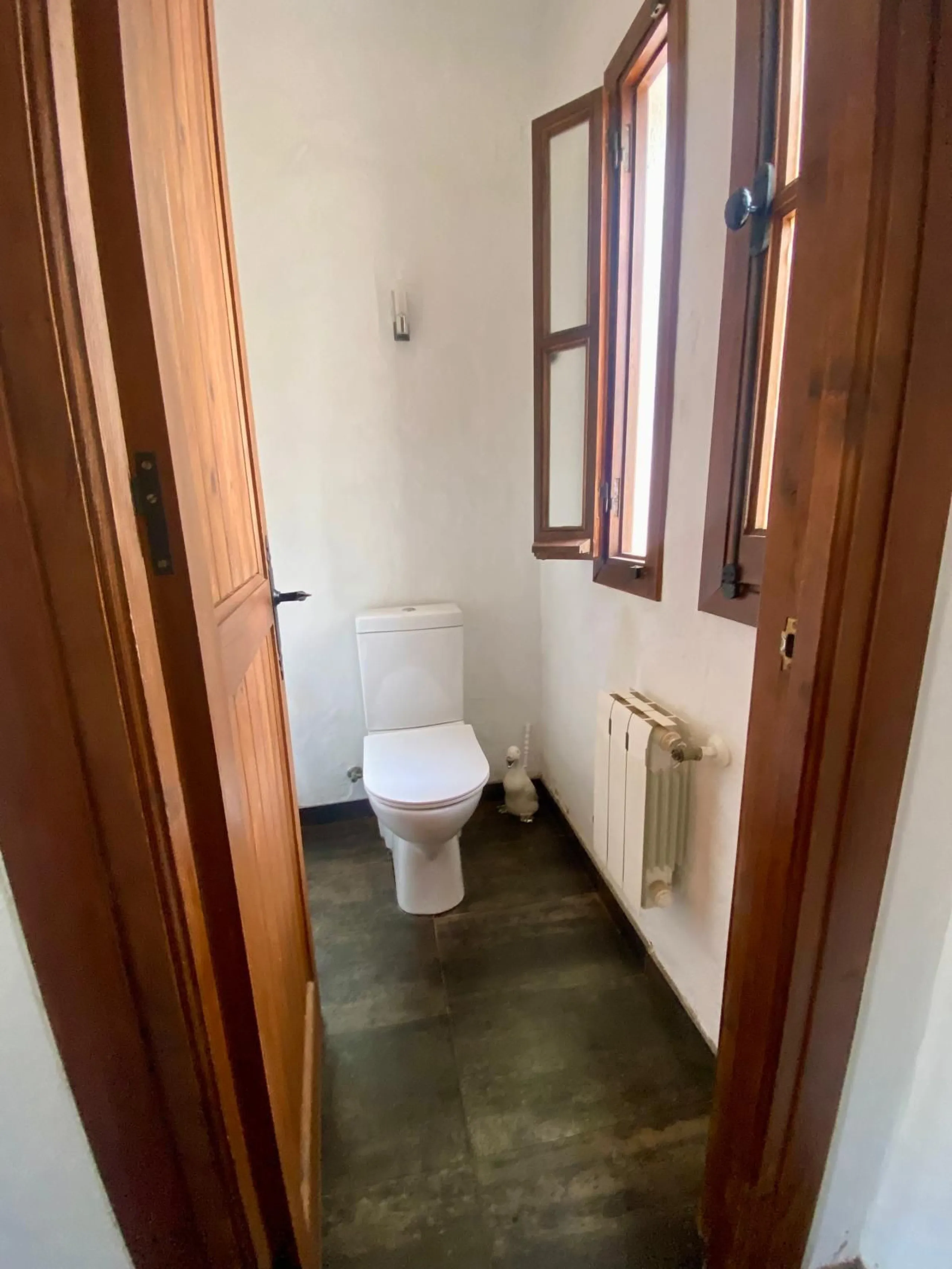 Do you want to feel you are really living in Spain? To smell the herbs on the breeze and to sit and look across the rolling countryside to the mountains with a glimpse of the sea glittering beyond the mountains. To feel the soul of this beautiful property