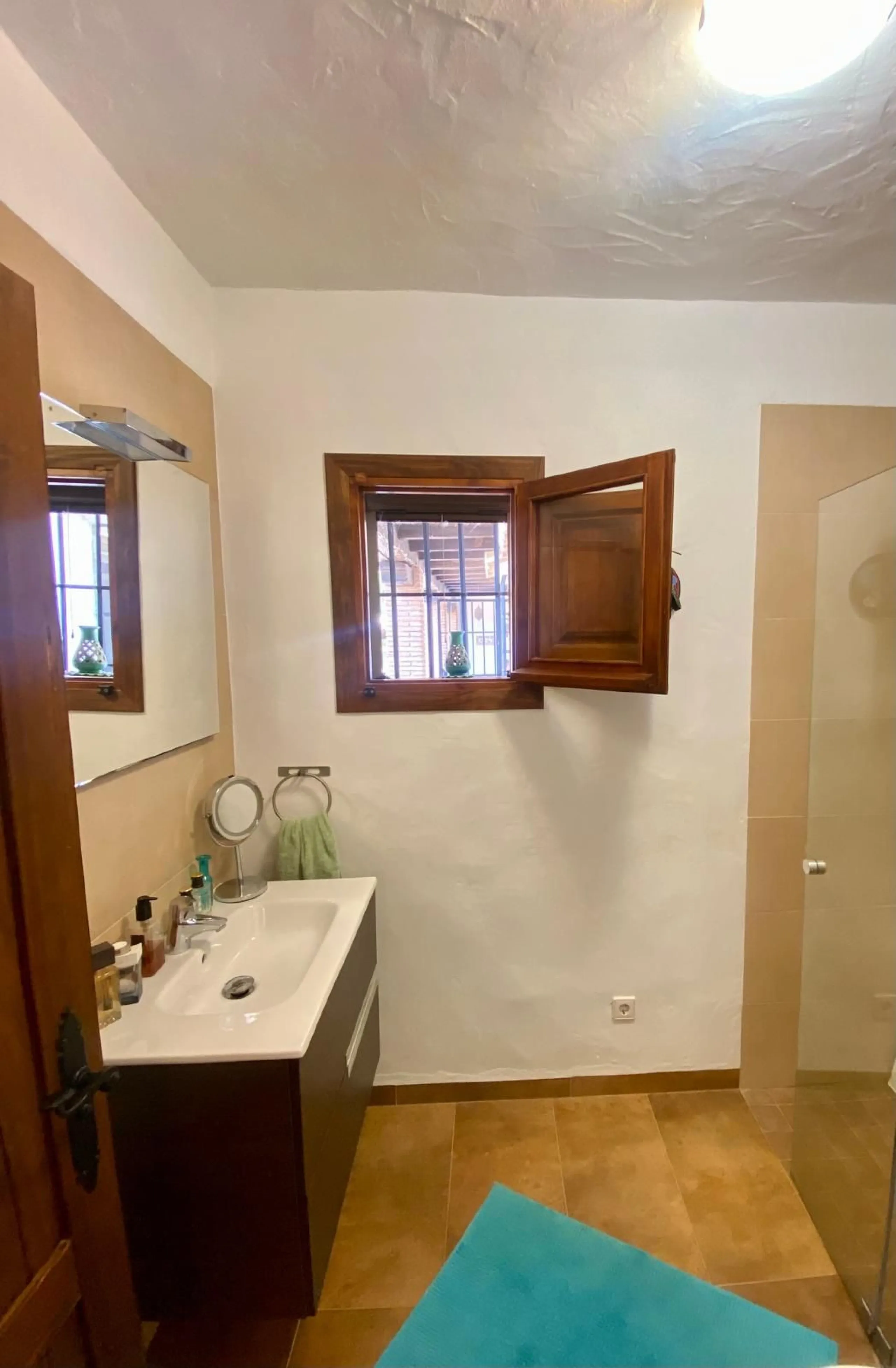Do you want to feel you are really living in Spain? To smell the herbs on the breeze and to sit and look across the rolling countryside to the mountains with a glimpse of the sea glittering beyond the mountains. To feel the soul of this beautiful property