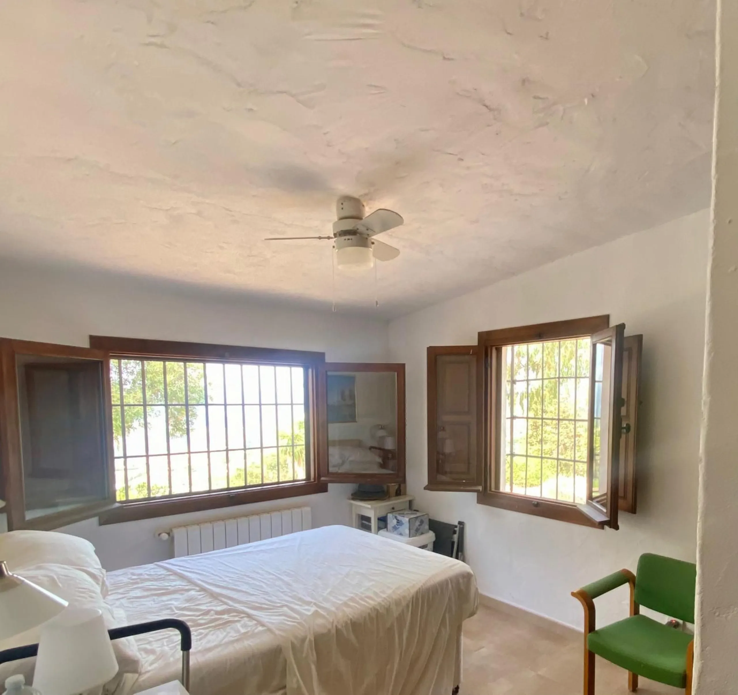 Do you want to feel you are really living in Spain? To smell the herbs on the breeze and to sit and look across the rolling countryside to the mountains with a glimpse of the sea glittering beyond the mountains. To feel the soul of this beautiful property