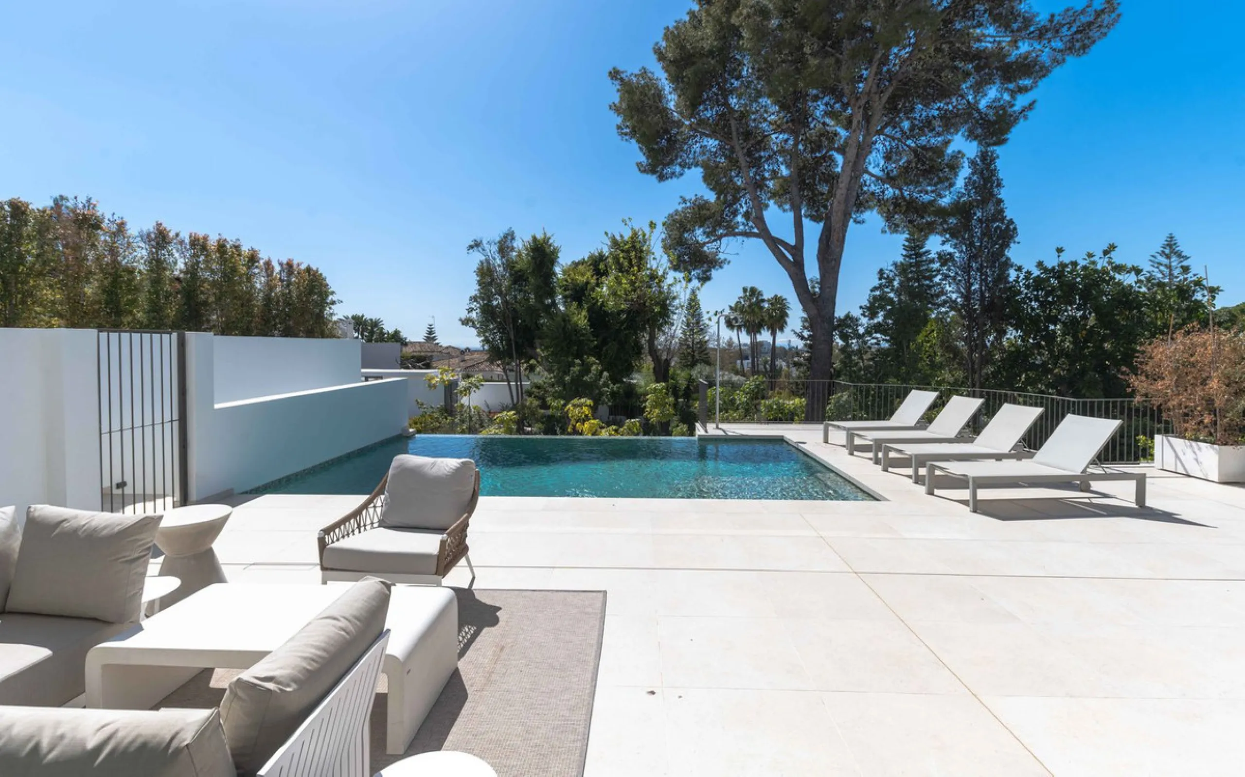 This villa in San Pedro Alcántara is listed at €3,695,000 with 5 bedrooms, 4.5 bathrooms, 488 m² of built living space and 238 m² of terraces, set on a 526 m² plot with private pool, jacuzzi and garage space for 3 cars.