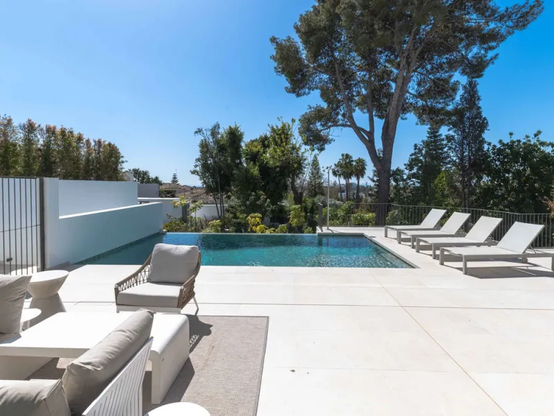 This villa in San Pedro Alcántara is listed at €3,695,000 with 5 bedrooms, 4.5 bathrooms, 488 m² of built living space and 238 m² of terraces, set on a 526 m² plot with private pool, jacuzzi and garage space for 3 cars.