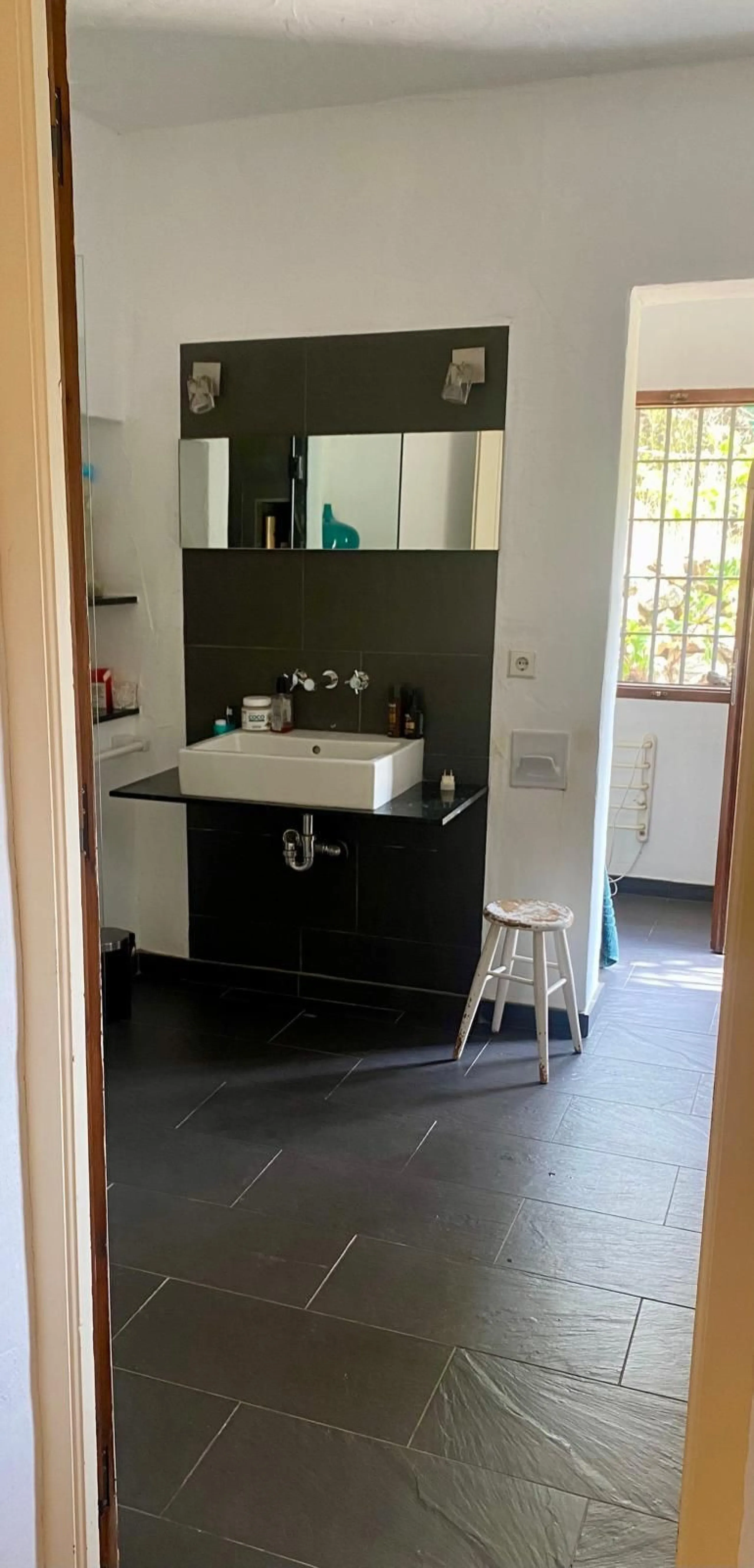 Do you want to feel you are really living in Spain? To smell the herbs on the breeze and to sit and look across the rolling countryside to the mountains with a glimpse of the sea glittering beyond the mountains. To feel the soul of this beautiful property