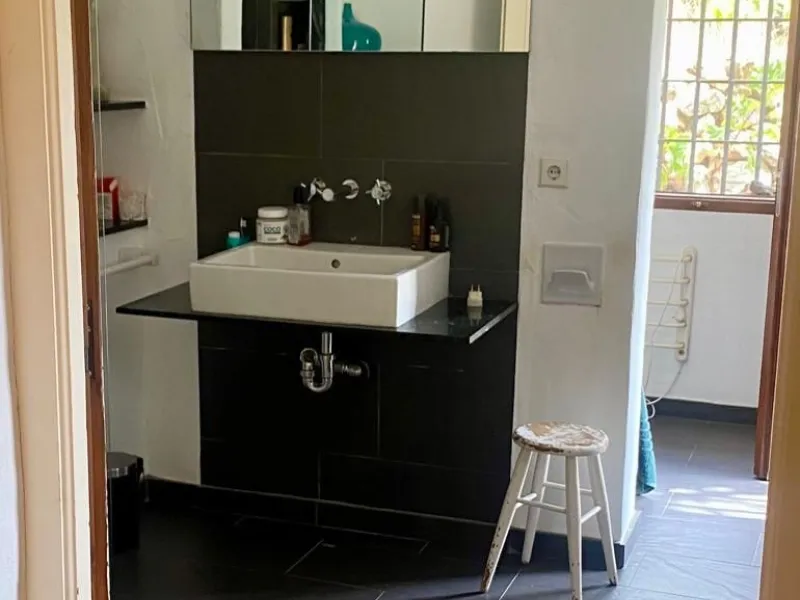 Do you want to feel you are really living in Spain? To smell the herbs on the breeze and to sit and look across the rolling countryside to the mountains with a glimpse of the sea glittering beyond the mountains. To feel the soul of this beautiful property