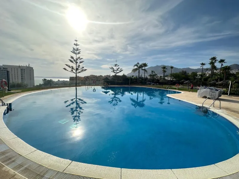 "Welcome to your new home in the El Coloso urbanization! This spectacular semi-detached house, completely renovated in 2020, offers the perfect balance between comfort and luxury. Located in Benalmádena Costa, just 2 minutes walk from the beach, this prop