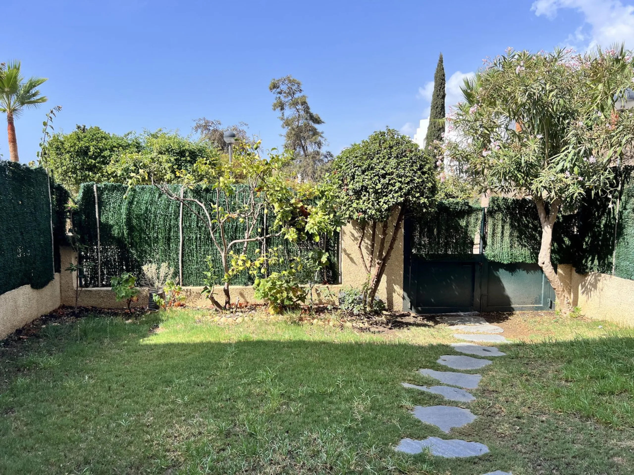 House - Townhouse в продаже в Benalmadena, Málaga. В доме 3 спален и 3 ванных комнат. Площадь дома 185 м². Площадь участка 50 м²