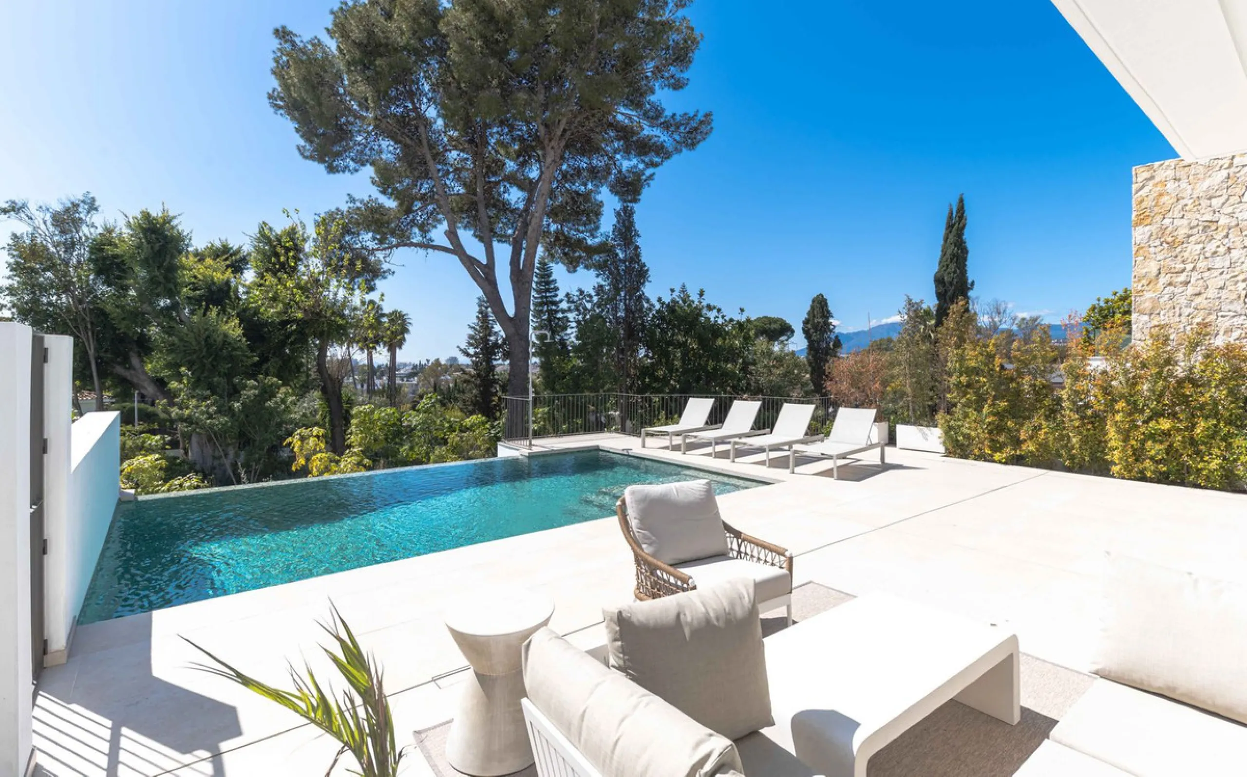 This villa in San Pedro Alcántara is listed at €3,695,000 with 5 bedrooms, 4.5 bathrooms, 488 m² of built living space and 238 m² of terraces, set on a 526 m² plot with private pool, jacuzzi and garage space for 3 cars.