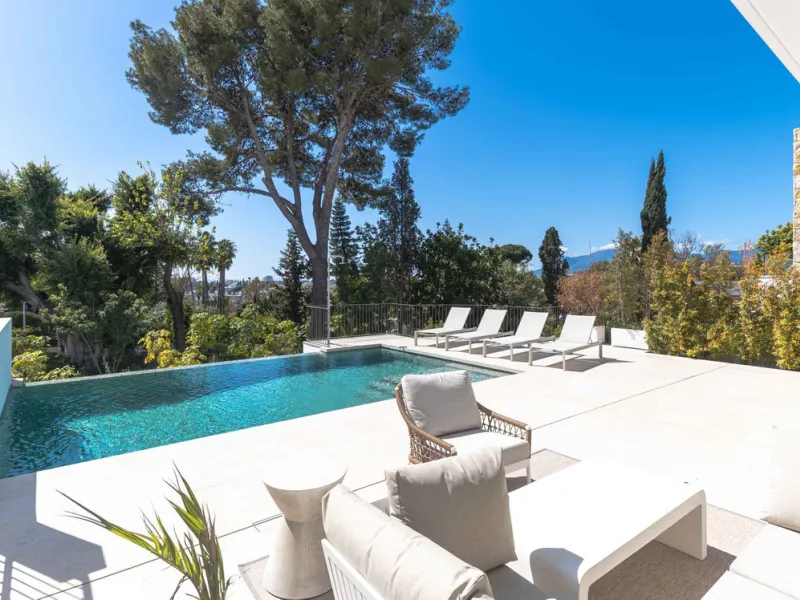 This villa in San Pedro Alcántara is listed at €3,695,000 with 5 bedrooms, 4.5 bathrooms, 488 m² of built living space and 238 m² of terraces, set on a 526 m² plot with private pool, jacuzzi and garage space for 3 cars.