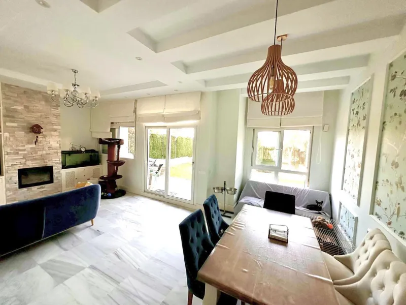House - Townhouse в продаже в Benalmadena, Málaga. В доме 3 спален и 3 ванных комнат. Площадь дома 185 м². Площадь участка 50 м²
