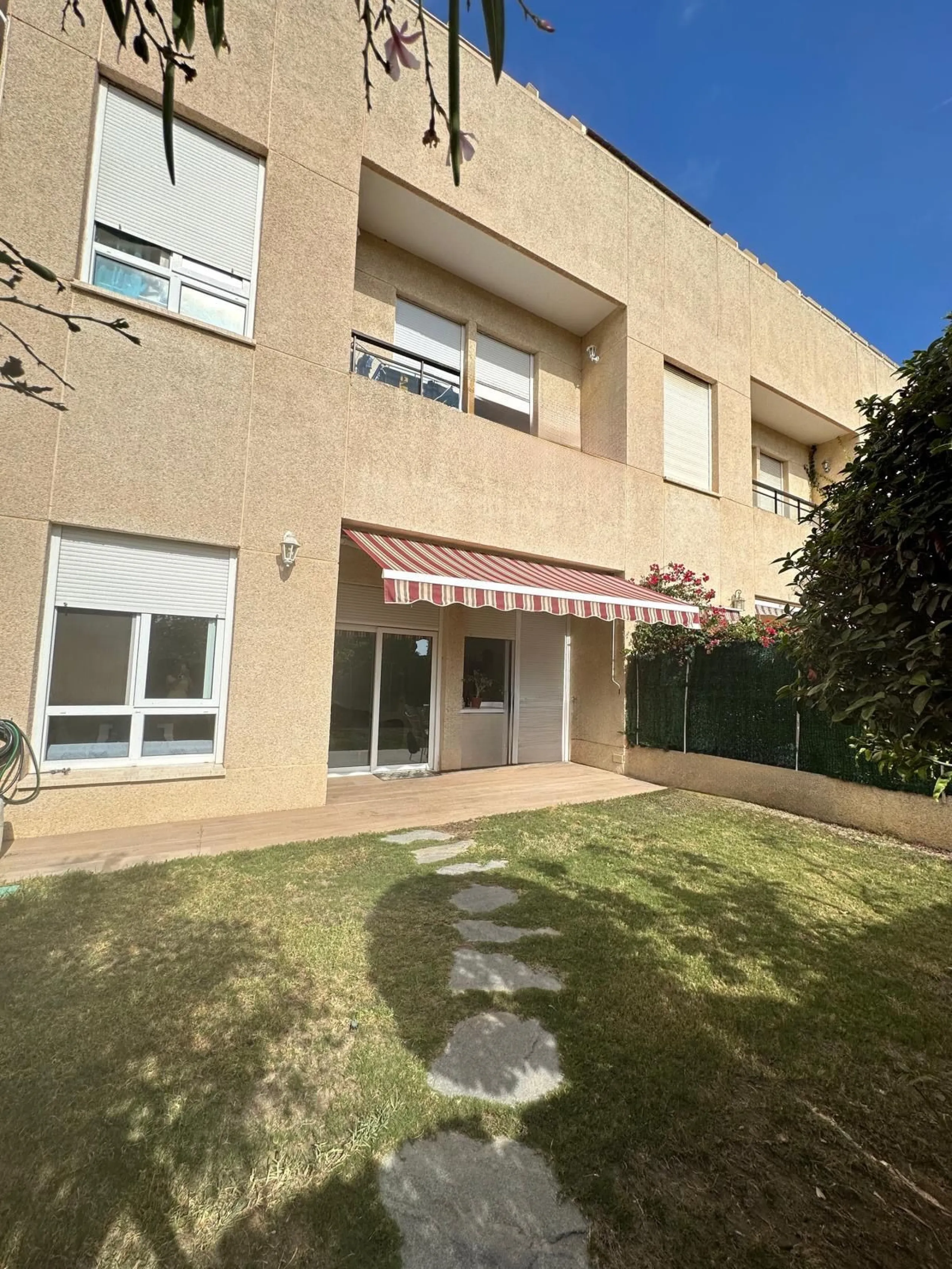House - Townhouse в продаже в Benalmadena, Málaga. В доме 3 спален и 3 ванных комнат. Площадь дома 185 м². Площадь участка 50 м²