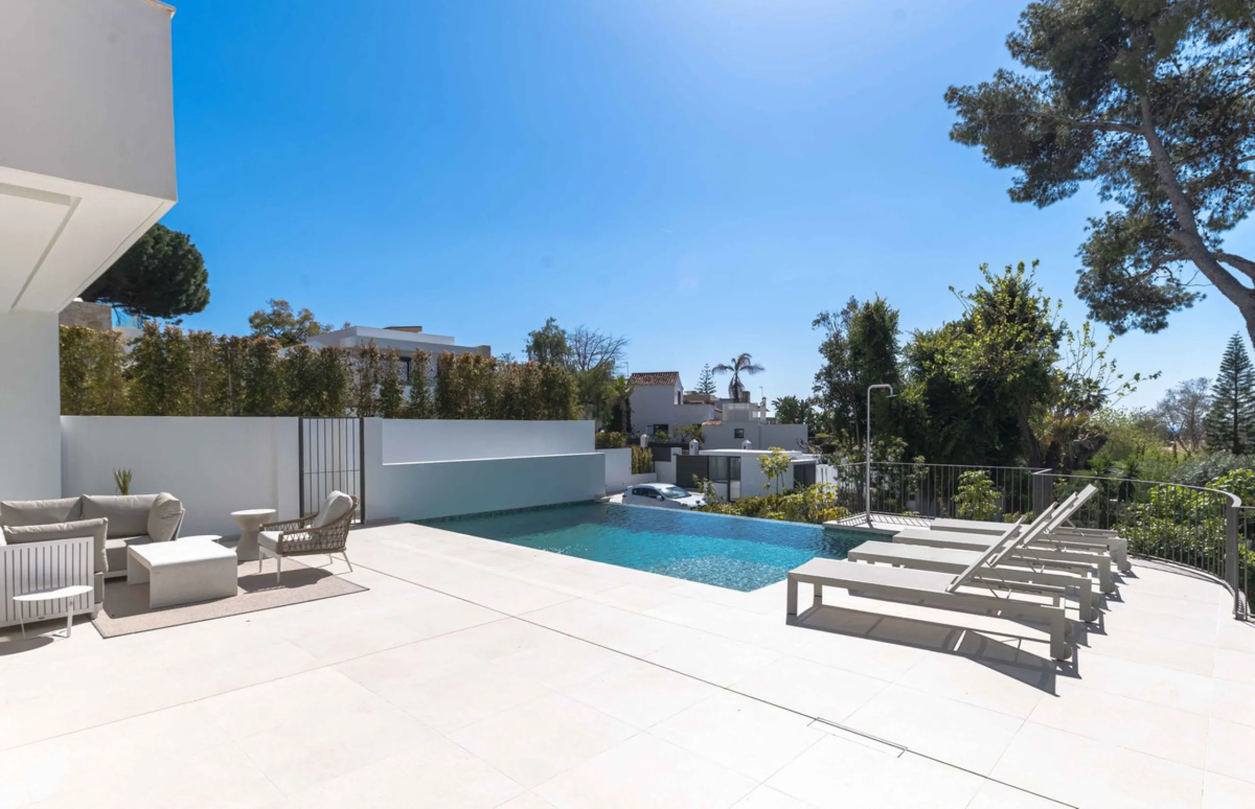 This villa in San Pedro Alcántara is listed at €3,695,000 with 5 bedrooms, 4.5 bathrooms, 488 m² of built living space and 238 m² of terraces, set on a 526 m² plot with private pool, jacuzzi and garage space for 3 cars.