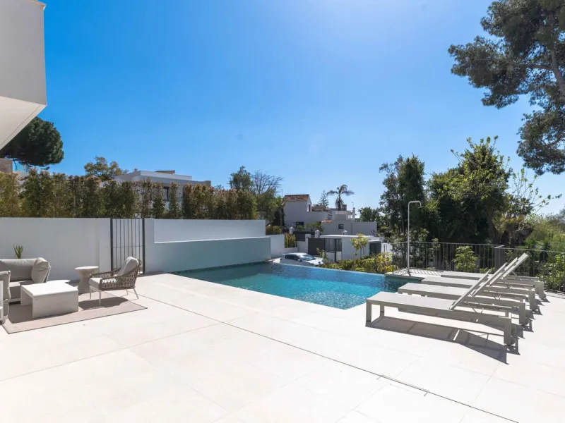 This villa in San Pedro Alcántara is listed at €3,695,000 with 5 bedrooms, 4.5 bathrooms, 488 m² of built living space and 238 m² of terraces, set on a 526 m² plot with private pool, jacuzzi and garage space for 3 cars.