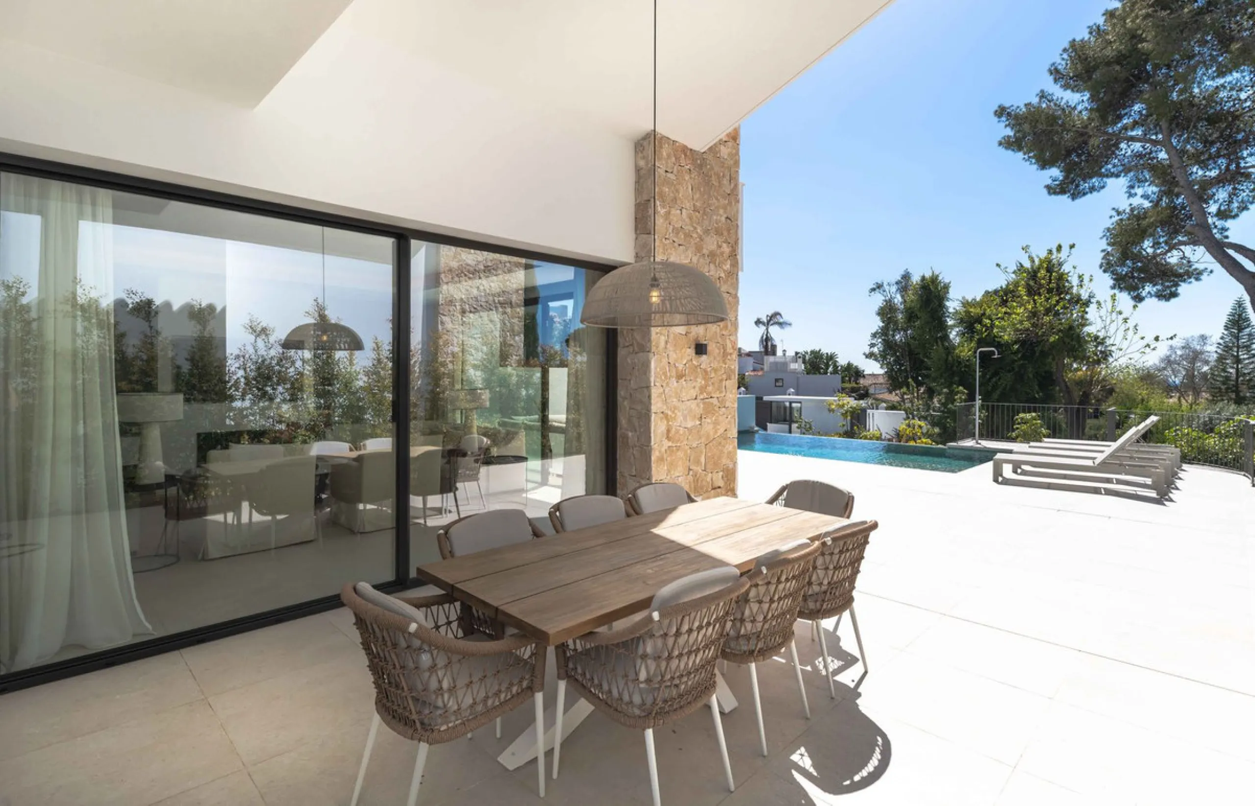 This villa in San Pedro Alcántara is listed at €3,695,000 with 5 bedrooms, 4.5 bathrooms, 488 m² of built living space and 238 m² of terraces, set on a 526 m² plot with private pool, jacuzzi and garage space for 3 cars.