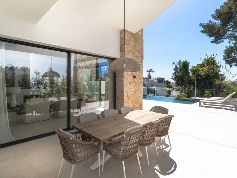 This villa in San Pedro Alcántara is listed at €3,695,000 with 5 bedrooms, 4.5 bathrooms, 488 m² of built living space and 238 m² of terraces, set on a 526 m² plot with private pool, jacuzzi and garage space for 3 cars.