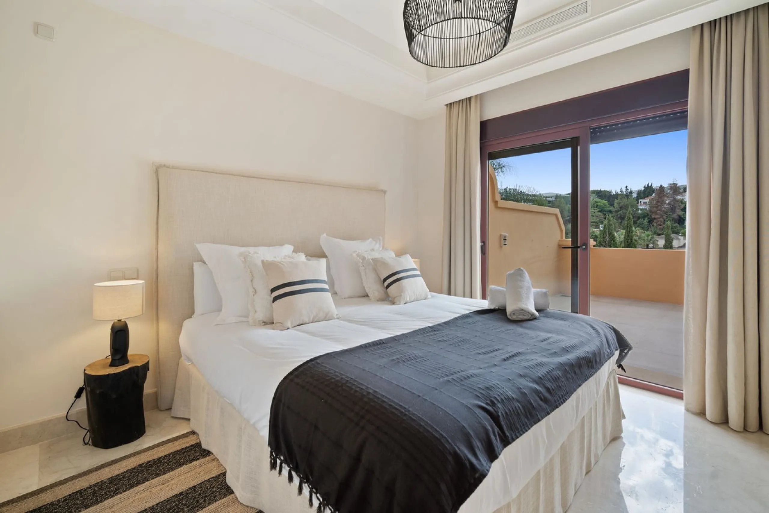 This spacious 5 bedrooms villa is situated in the gated community of Vasari Resort, Puerto Banus. Calm and very well maintained community just few steps from all the amenities and famous Puerto Banus. Perfect combination for those seeking tranquillity, bu
