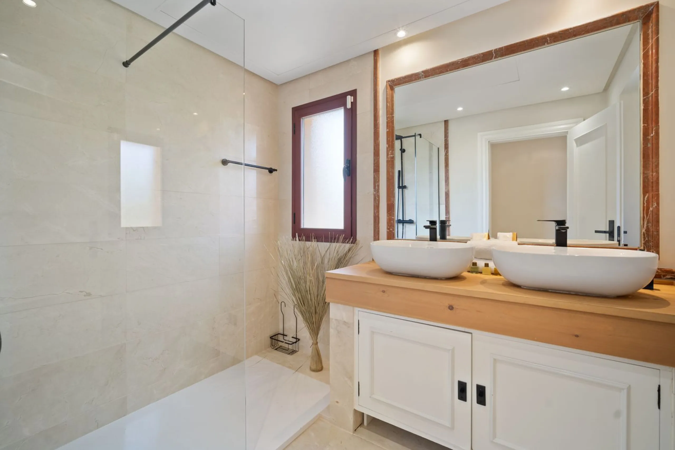This spacious 5 bedrooms villa is situated in the gated community of Vasari Resort, Puerto Banus. Calm and very well maintained community just few steps from all the amenities and famous Puerto Banus. Perfect combination for those seeking tranquillity, bu