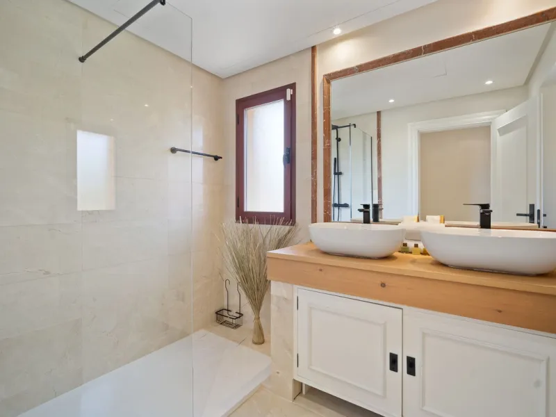 This spacious 5 bedrooms villa is situated in the gated community of Vasari Resort, Puerto Banus. Calm and very well maintained community just few steps from all the amenities and famous Puerto Banus. Perfect combination for those seeking tranquillity, bu