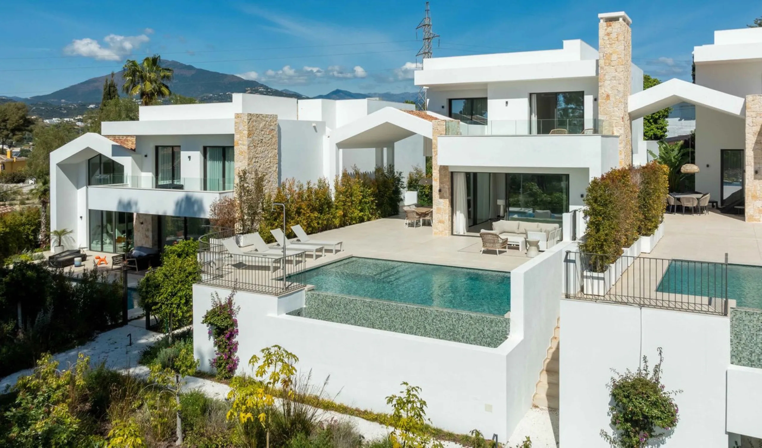 This villa in San Pedro Alcántara is listed at €3,695,000 with 5 bedrooms, 4.5 bathrooms, 488 m² of built living space and 238 m² of terraces, set on a 526 m² plot with private pool, jacuzzi and garage space for 3 cars.
