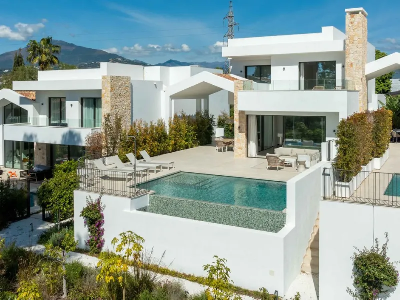 This villa in San Pedro Alcántara is listed at €3,695,000 with 5 bedrooms, 4.5 bathrooms, 488 m² of built living space and 238 m² of terraces, set on a 526 m² plot with private pool, jacuzzi and garage space for 3 cars.
