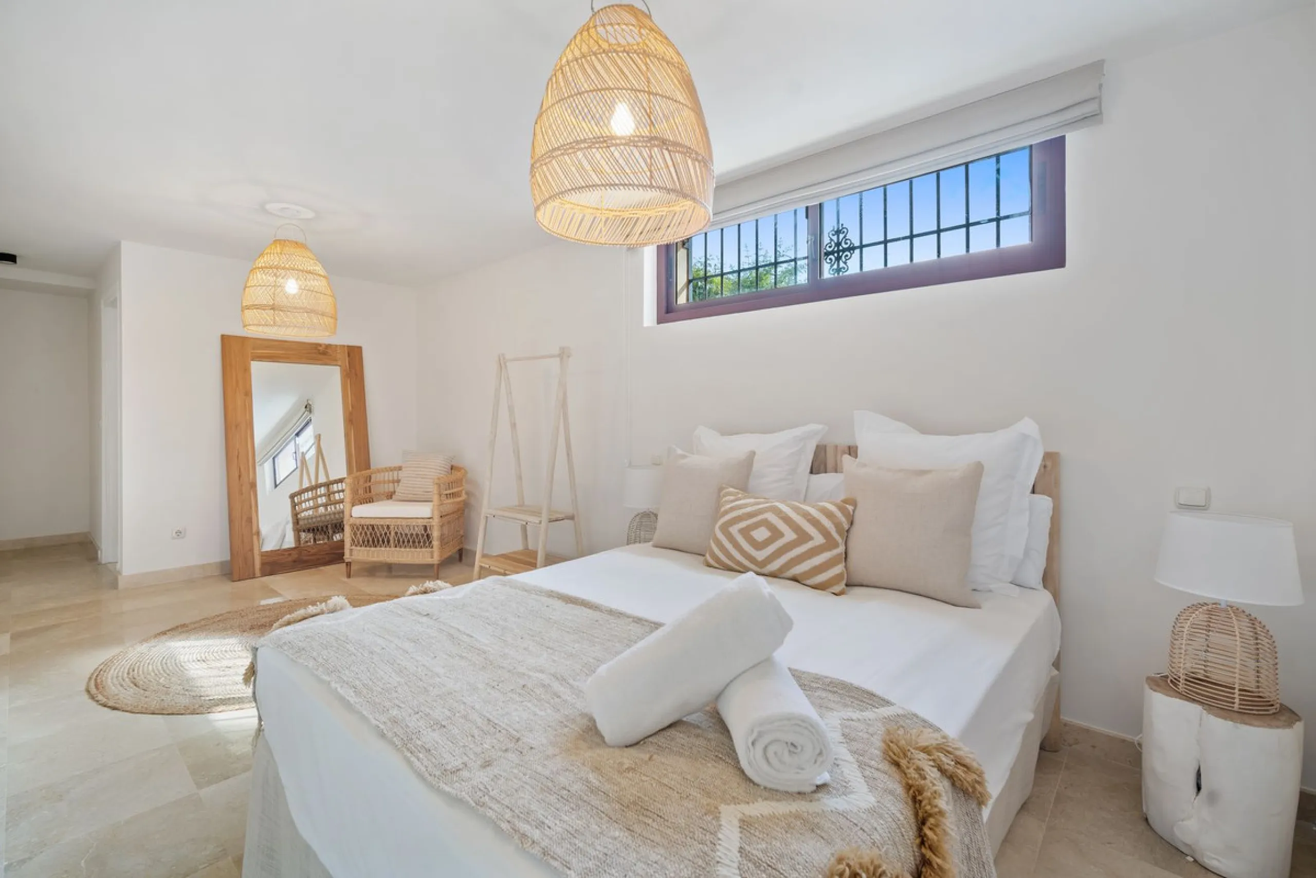 This spacious 5 bedrooms villa is situated in the gated community of Vasari Resort, Puerto Banus. Calm and very well maintained community just few steps from all the amenities and famous Puerto Banus. Perfect combination for those seeking tranquillity, bu