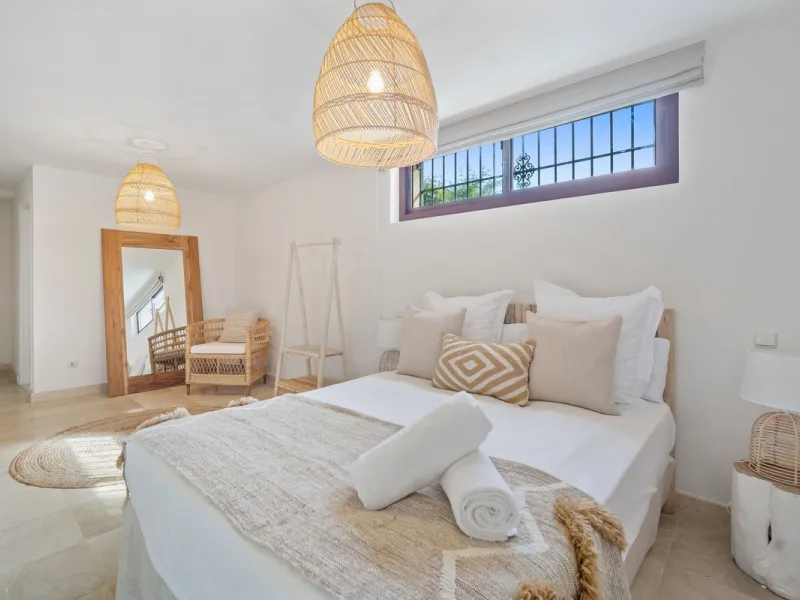 This spacious 5 bedrooms villa is situated in the gated community of Vasari Resort, Puerto Banus. Calm and very well maintained community just few steps from all the amenities and famous Puerto Banus. Perfect combination for those seeking tranquillity, bu