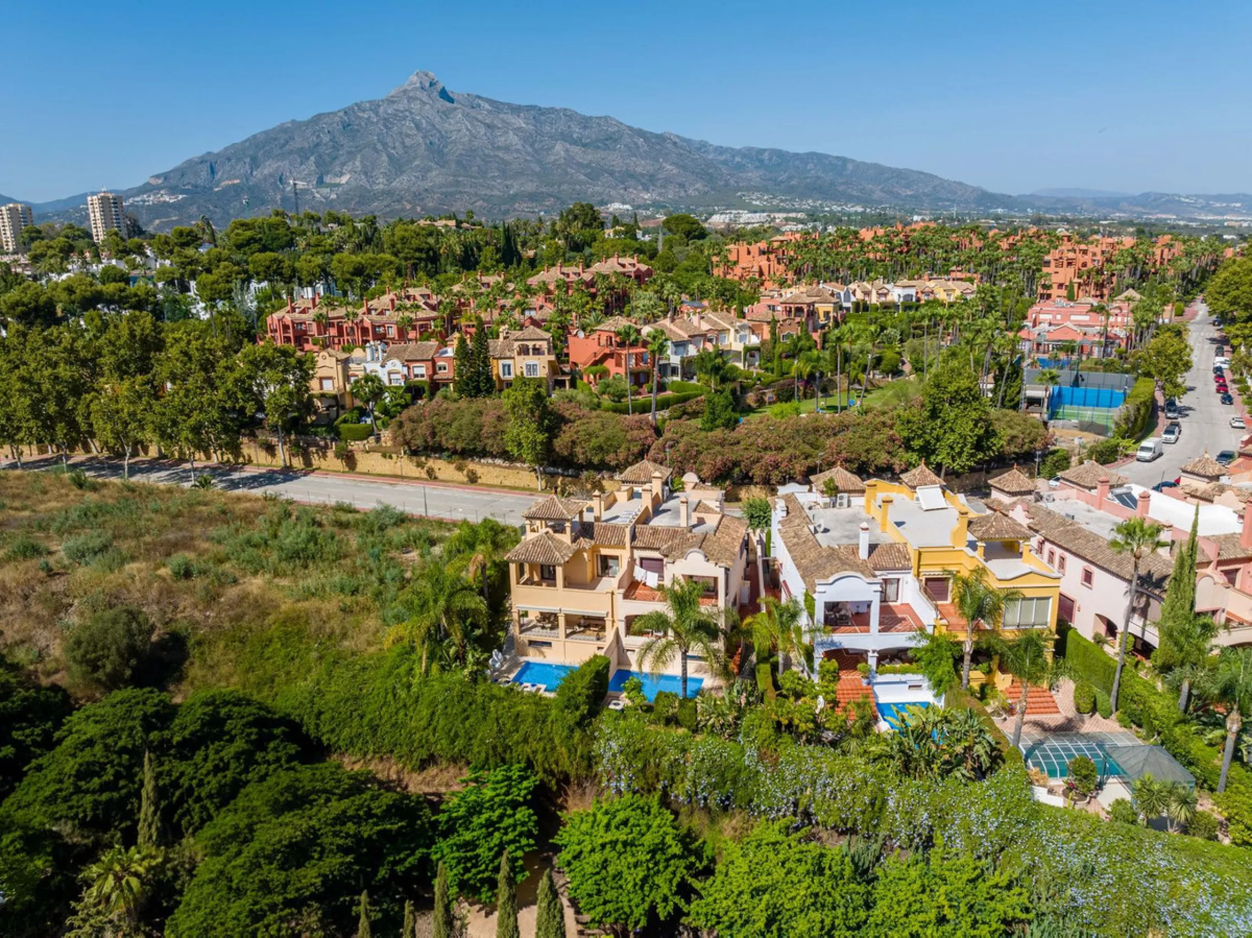 This spacious 5 bedrooms villa is situated in the gated community of Vasari Resort, Puerto Banus. Calm and very well maintained community just few steps from all the amenities and famous Puerto Banus. Perfect combination for those seeking tranquillity, bu