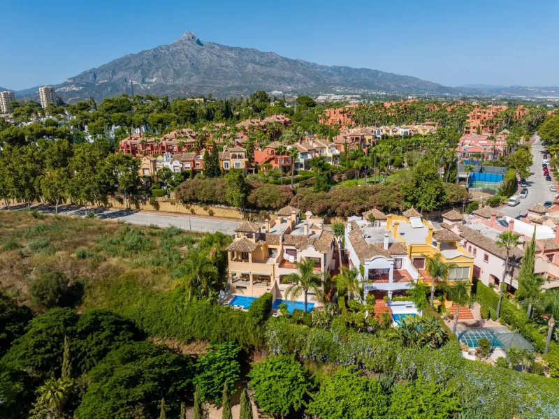 This spacious 5 bedrooms villa is situated in the gated community of Vasari Resort, Puerto Banus. Calm and very well maintained community just few steps from all the amenities and famous Puerto Banus. Perfect combination for those seeking tranquillity, bu