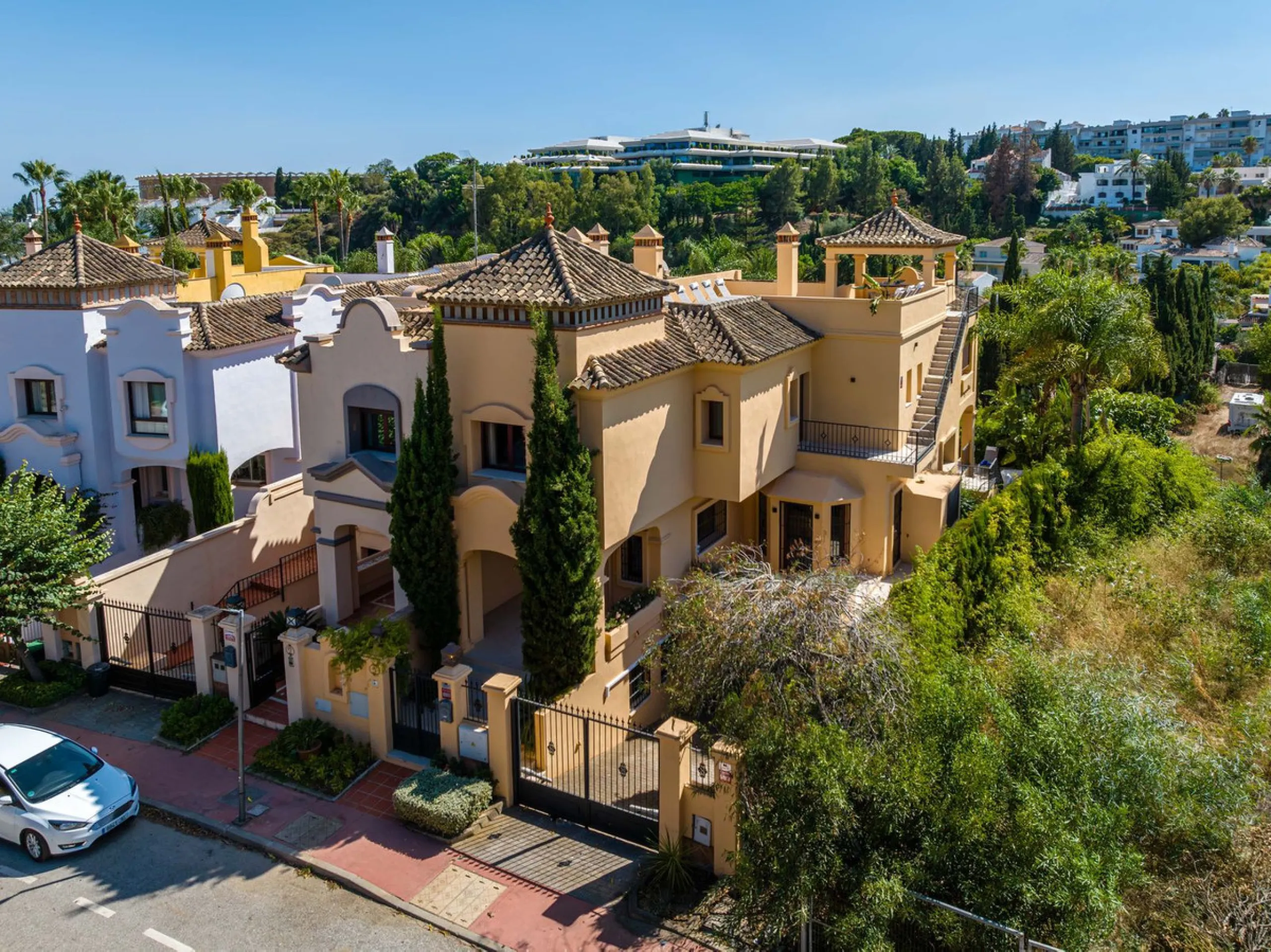 This spacious 5 bedrooms villa is situated in the gated community of Vasari Resort, Puerto Banus. Calm and very well maintained community just few steps from all the amenities and famous Puerto Banus. Perfect combination for those seeking tranquillity, bu