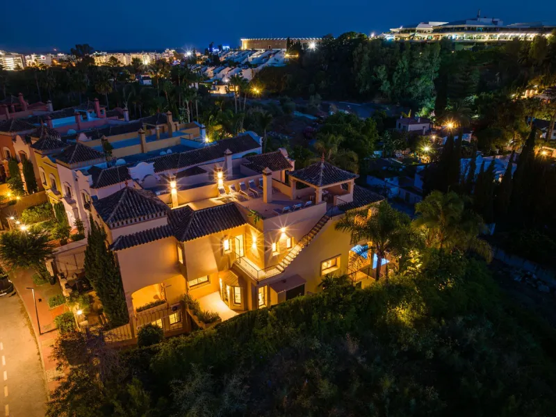 This spacious 5 bedrooms villa is situated in the gated community of Vasari Resort, Puerto Banus. Calm and very well maintained community just few steps from all the amenities and famous Puerto Banus. Perfect combination for those seeking tranquillity, bu