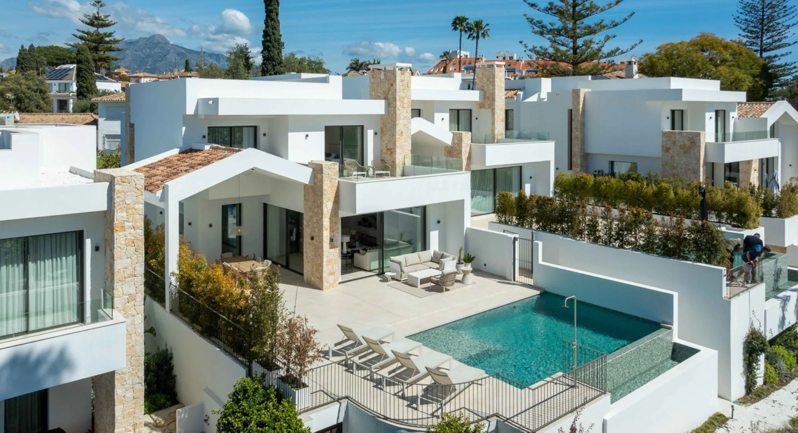 This villa in San Pedro Alcántara is listed at €3,695,000 with 5 bedrooms, 4.5 bathrooms, 488 m² of built living space and 238 m² of terraces, set on a 526 m² plot with private pool, jacuzzi and garage space for 3 cars.