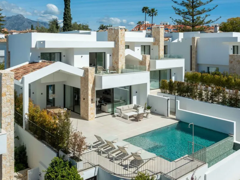 This villa in San Pedro Alcántara is listed at €3,695,000 with 5 bedrooms, 4.5 bathrooms, 488 m² of built living space and 238 m² of terraces, set on a 526 m² plot with private pool, jacuzzi and garage space for 3 cars.