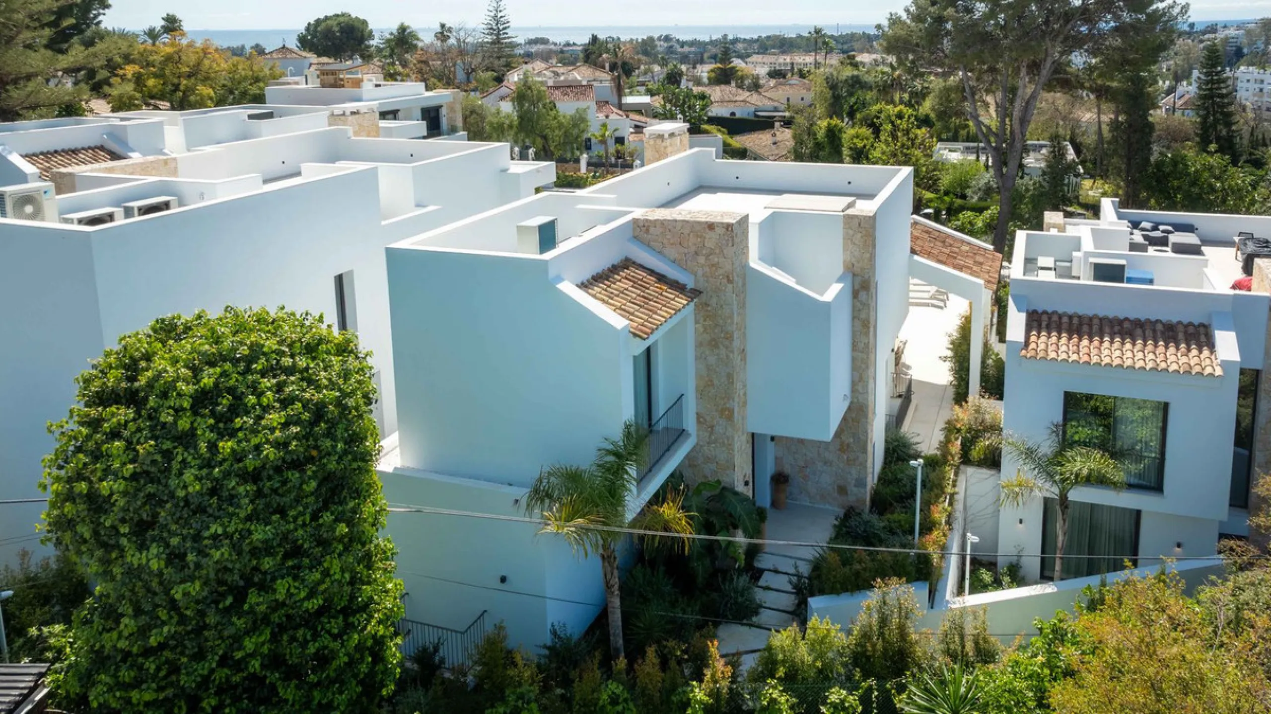 This villa in San Pedro Alcántara is listed at €3,695,000 with 5 bedrooms, 4.5 bathrooms, 488 m² of built living space and 238 m² of terraces, set on a 526 m² plot with private pool, jacuzzi and garage space for 3 cars.