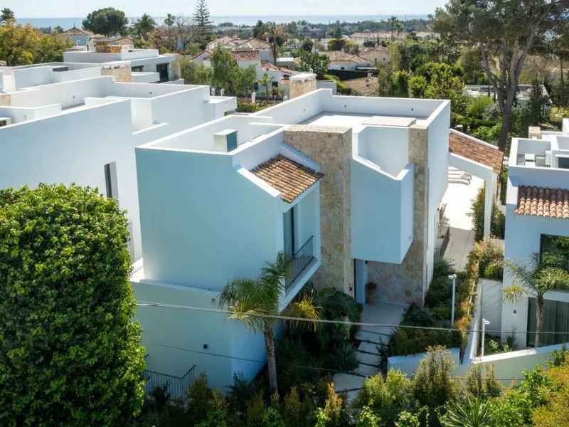 This villa in San Pedro Alcántara is listed at €3,695,000 with 5 bedrooms, 4.5 bathrooms, 488 m² of built living space and 238 m² of terraces, set on a 526 m² plot with private pool, jacuzzi and garage space for 3 cars.