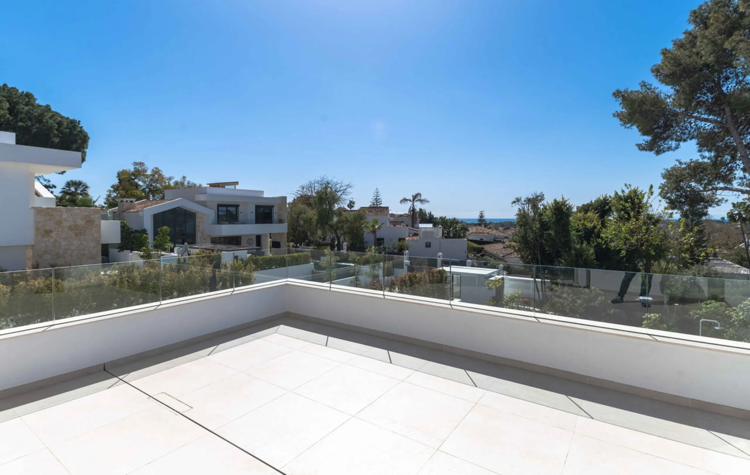 This villa in San Pedro Alcántara is listed at €3,695,000 with 5 bedrooms, 4.5 bathrooms, 488 m² of built living space and 238 m² of terraces, set on a 526 m² plot with private pool, jacuzzi and garage space for 3 cars.