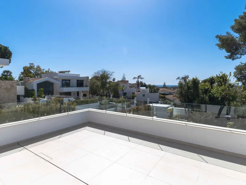 This villa in San Pedro Alcántara is listed at €3,695,000 with 5 bedrooms, 4.5 bathrooms, 488 m² of built living space and 238 m² of terraces, set on a 526 m² plot with private pool, jacuzzi and garage space for 3 cars.
