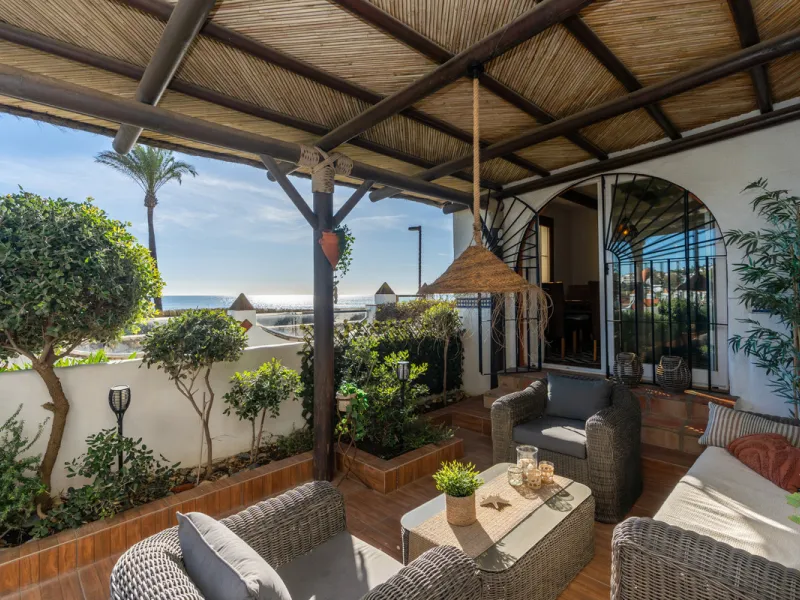 Strandnahes Stadthaus mit Meerblick bei San Luis de Sabinillas, Casares
