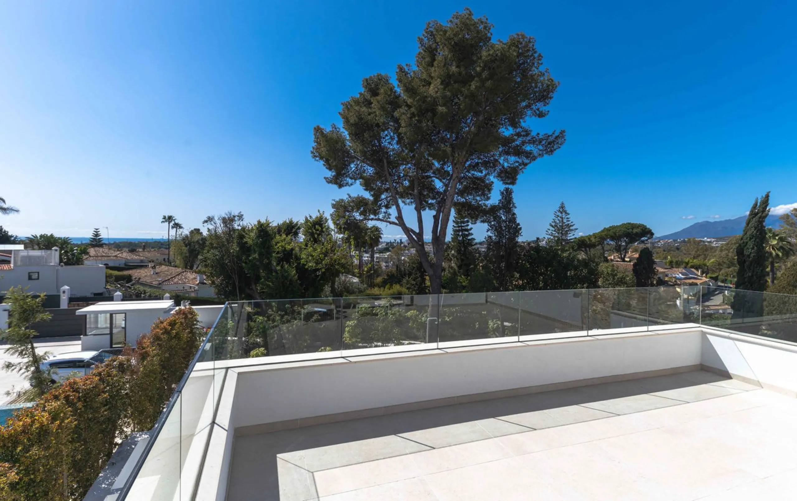 This villa in San Pedro Alcántara is listed at €3,695,000 with 5 bedrooms, 4.5 bathrooms, 488 m² of built living space and 238 m² of terraces, set on a 526 m² plot with private pool, jacuzzi and garage space for 3 cars.