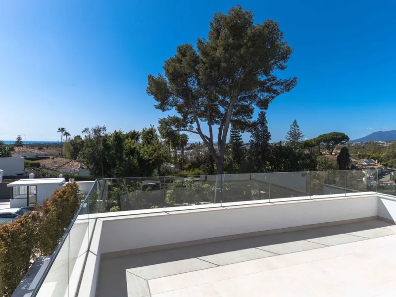 This villa in San Pedro Alcántara is listed at €3,695,000 with 5 bedrooms, 4.5 bathrooms, 488 m² of built living space and 238 m² of terraces, set on a 526 m² plot with private pool, jacuzzi and garage space for 3 cars.
