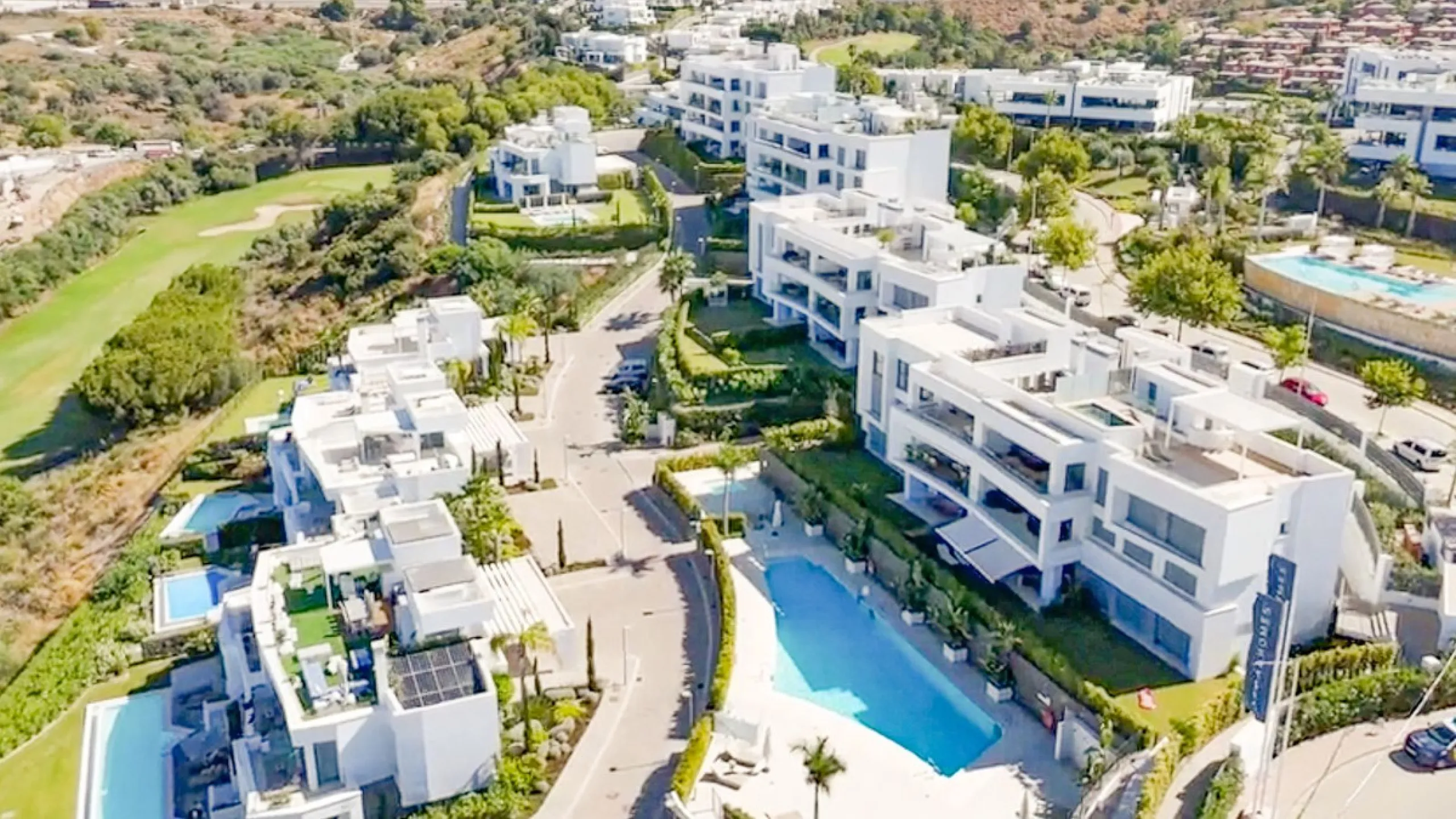 The contemporary 3-bedroom duplex penthouse with terrace and roof terrace - both with panoramic views of the mountains and the Mediterranean -  is located in one of the most sought-after locations surrounded by the fairways of the Santa Clara Golf Course 