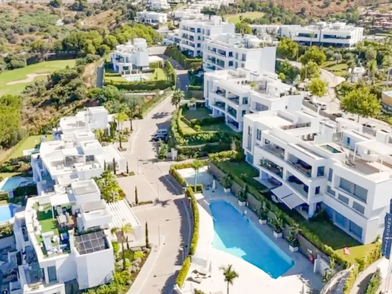 The contemporary 3-bedroom duplex penthouse with terrace and roof terrace - both with panoramic views of the mountains and the Mediterranean -  is located in one of the most sought-after locations surrounded by the fairways of the Santa Clara Golf Course 
