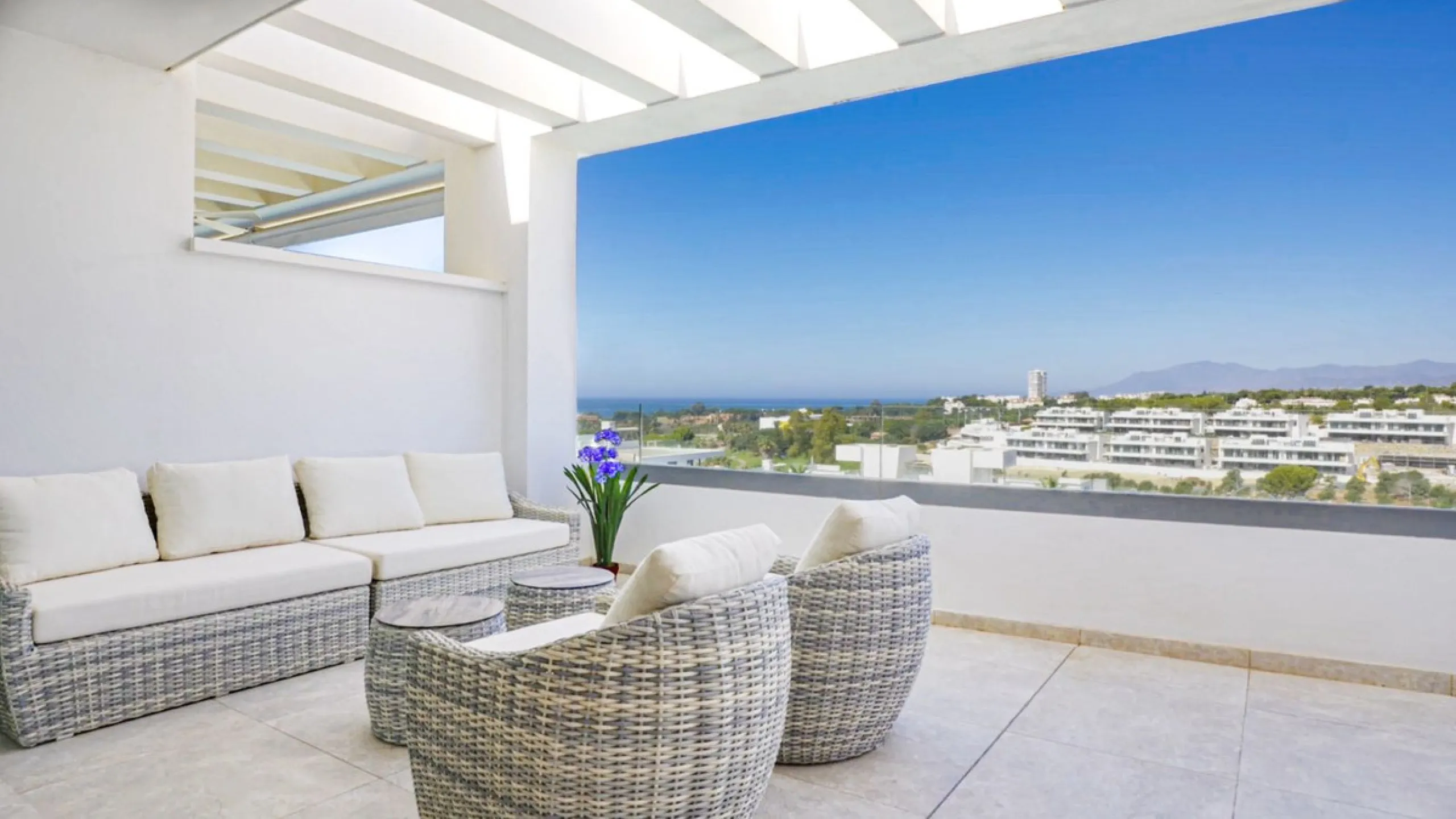 The contemporary 3-bedroom duplex penthouse with terrace and roof terrace - both with panoramic views of the mountains and the Mediterranean -  is located in one of the most sought-after locations surrounded by the fairways of the Santa Clara Golf Course 