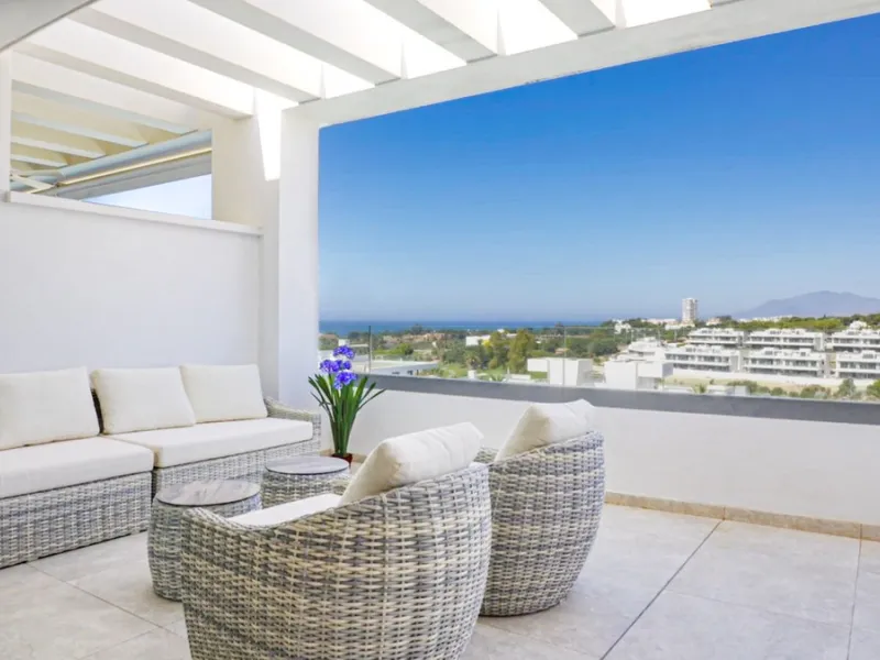 The contemporary 3-bedroom duplex penthouse with terrace and roof terrace - both with panoramic views of the mountains and the Mediterranean -  is located in one of the most sought-after locations surrounded by the fairways of the Santa Clara Golf Course 
