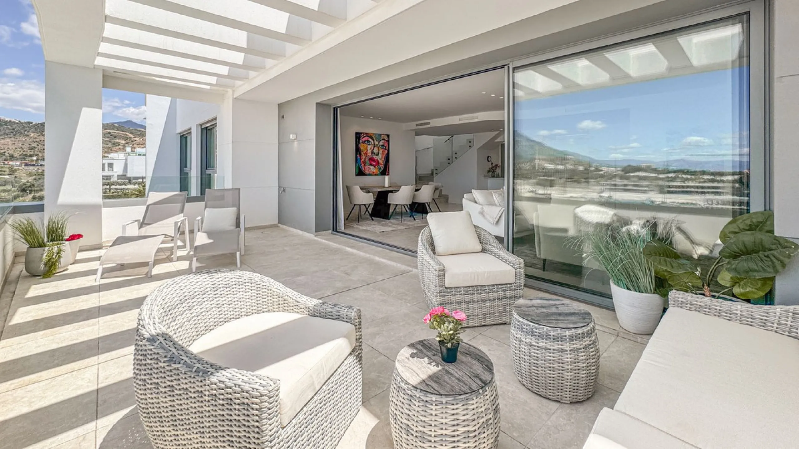 The contemporary 3-bedroom duplex penthouse with terrace and roof terrace - both with panoramic views of the mountains and the Mediterranean -  is located in one of the most sought-after locations surrounded by the fairways of the Santa Clara Golf Course 