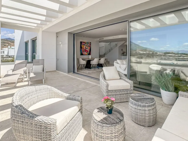 The contemporary 3-bedroom duplex penthouse with terrace and roof terrace - both with panoramic views of the mountains and the Mediterranean -  is located in one of the most sought-after locations surrounded by the fairways of the Santa Clara Golf Course 