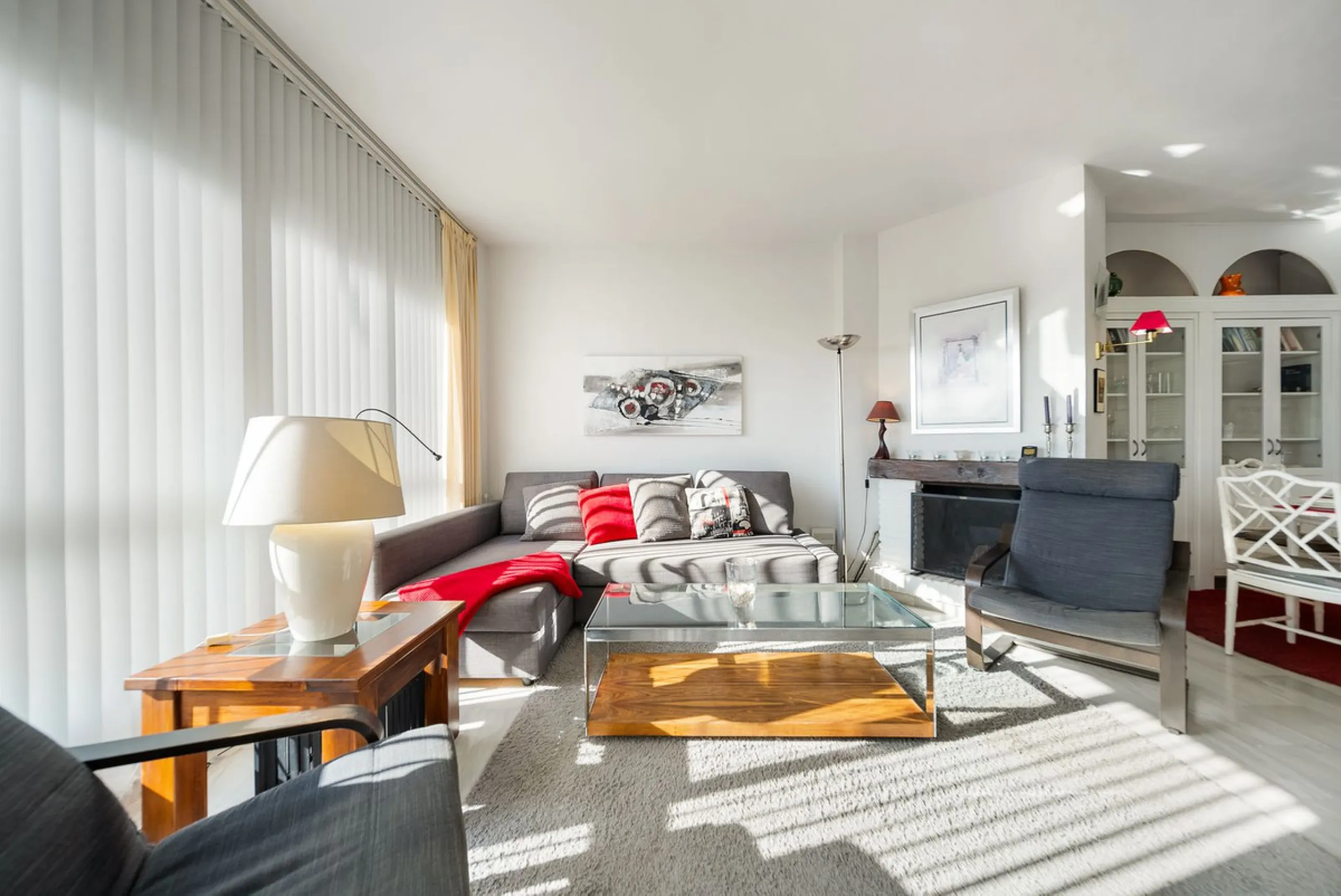 South-facing two-bedroom apartment located in the popular Jardines de Calahonda community.