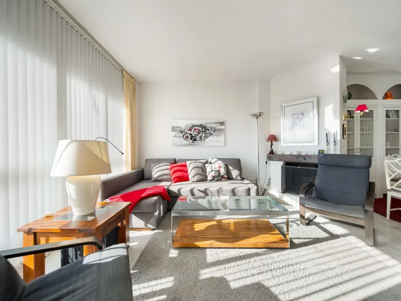South-facing two-bedroom apartment located in the popular Jardines de Calahonda community.
