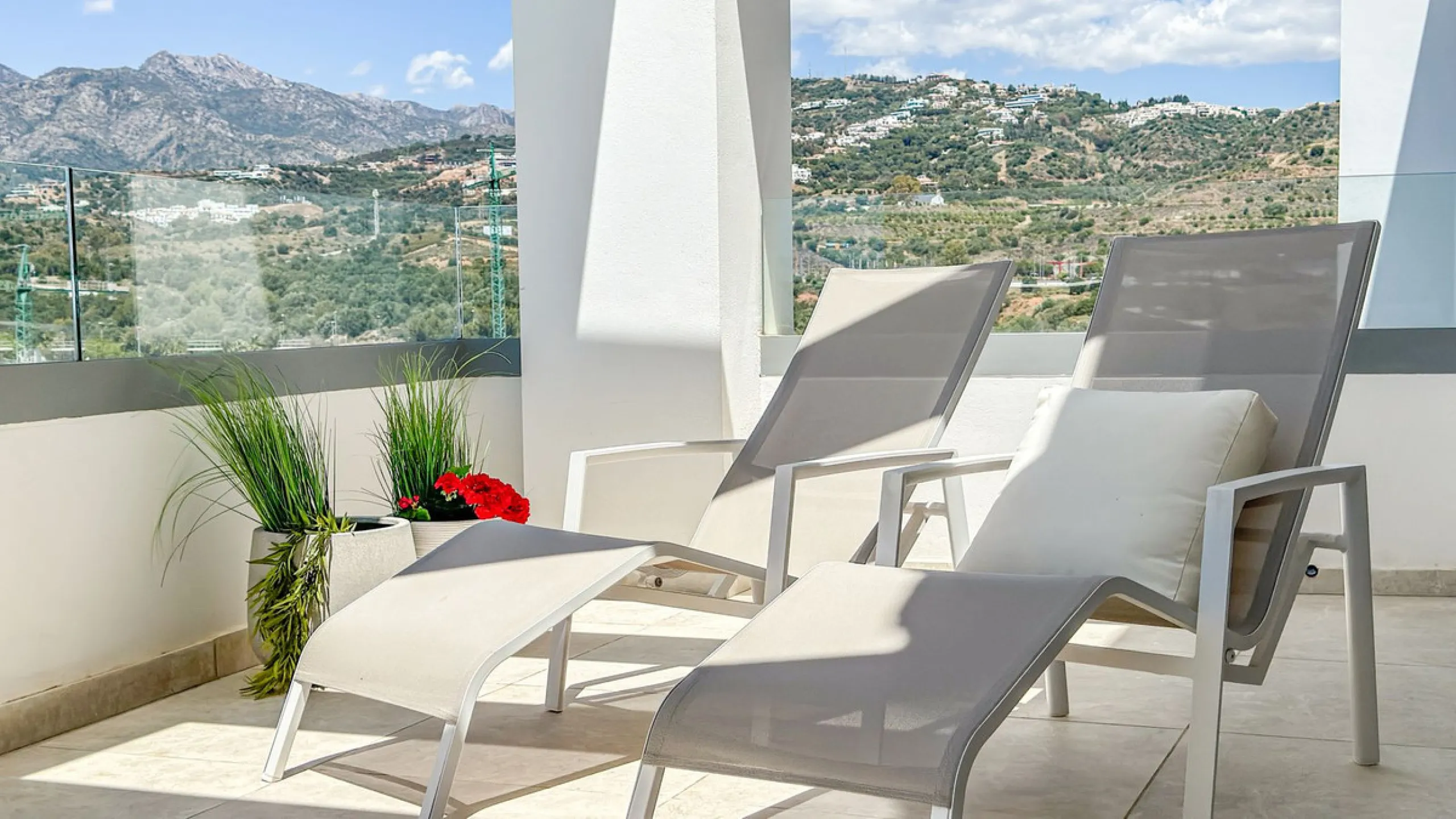 The contemporary 3-bedroom duplex penthouse with terrace and roof terrace - both with panoramic views of the mountains and the Mediterranean -  is located in one of the most sought-after locations surrounded by the fairways of the Santa Clara Golf Course 