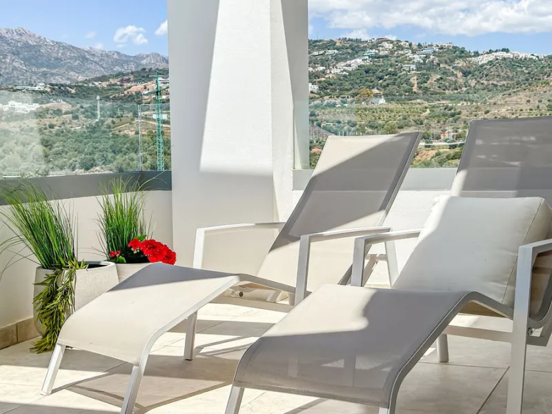 The contemporary 3-bedroom duplex penthouse with terrace and roof terrace - both with panoramic views of the mountains and the Mediterranean -  is located in one of the most sought-after locations surrounded by the fairways of the Santa Clara Golf Course 